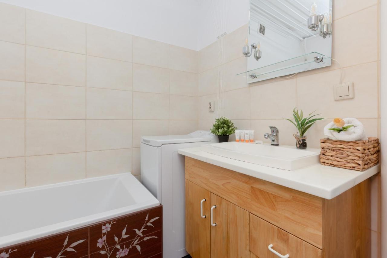 Warsaw Airport Studio Astronautow With Balcony By Renters Apartment Bagian luar foto